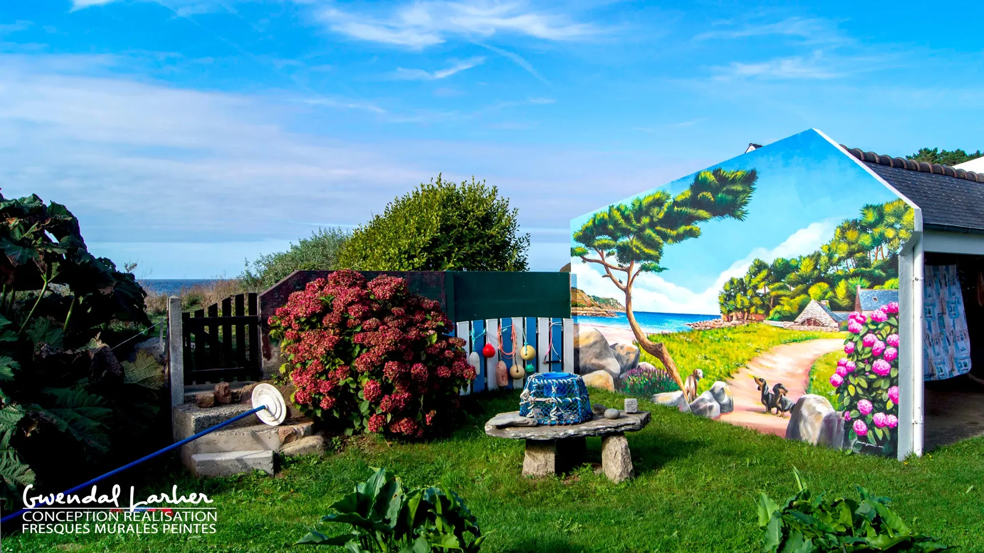 Fresque en trompe-l'œil, sentier côtier et pin maritime, pignon de garage à Locquirec